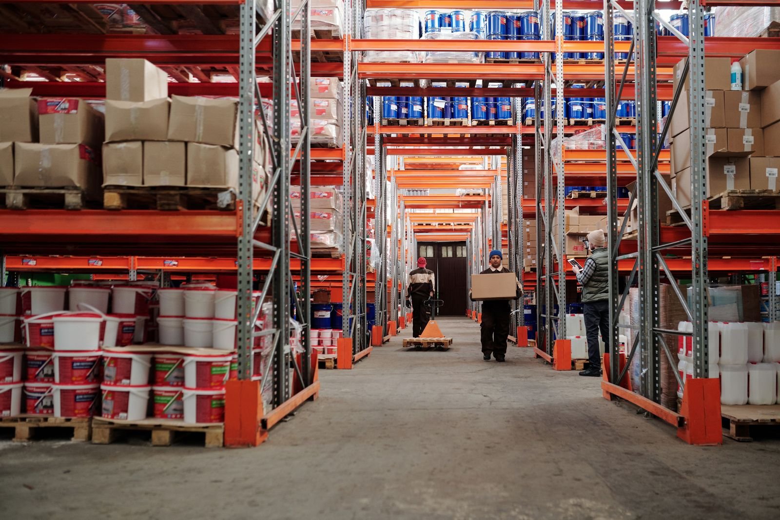 China Sourcing Solutions for Growing Businesses 1 Warehouse workers handling boxes in an organized fulfilment center